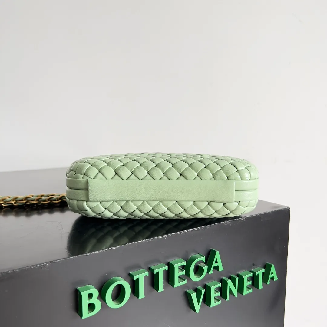 Batch 2260 BOTTEGA VENETA KNOT evening bag chain version for women is now on the market! Delicate and elegant, soft and powerful, this bag is definitely a representative of intellectual women. As an evergreen model of BV, the blessing of the chain is the icing on the cake. The classic weaving once again interprets the unique craftsmanship (the chain can be disassembled separately). Style number: 776662 Size: 19*11.5*5cm